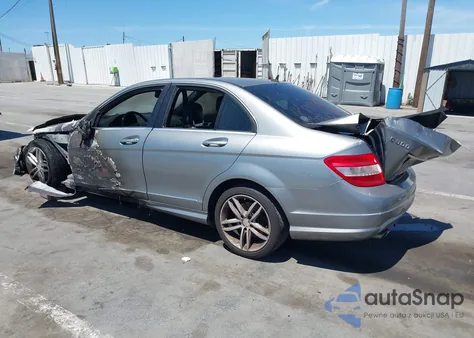 2010 Mercedes-Benz C 300 Luxury/Sport z USA, uszkodzony, nr VIN WDDGF5EB8AR105375